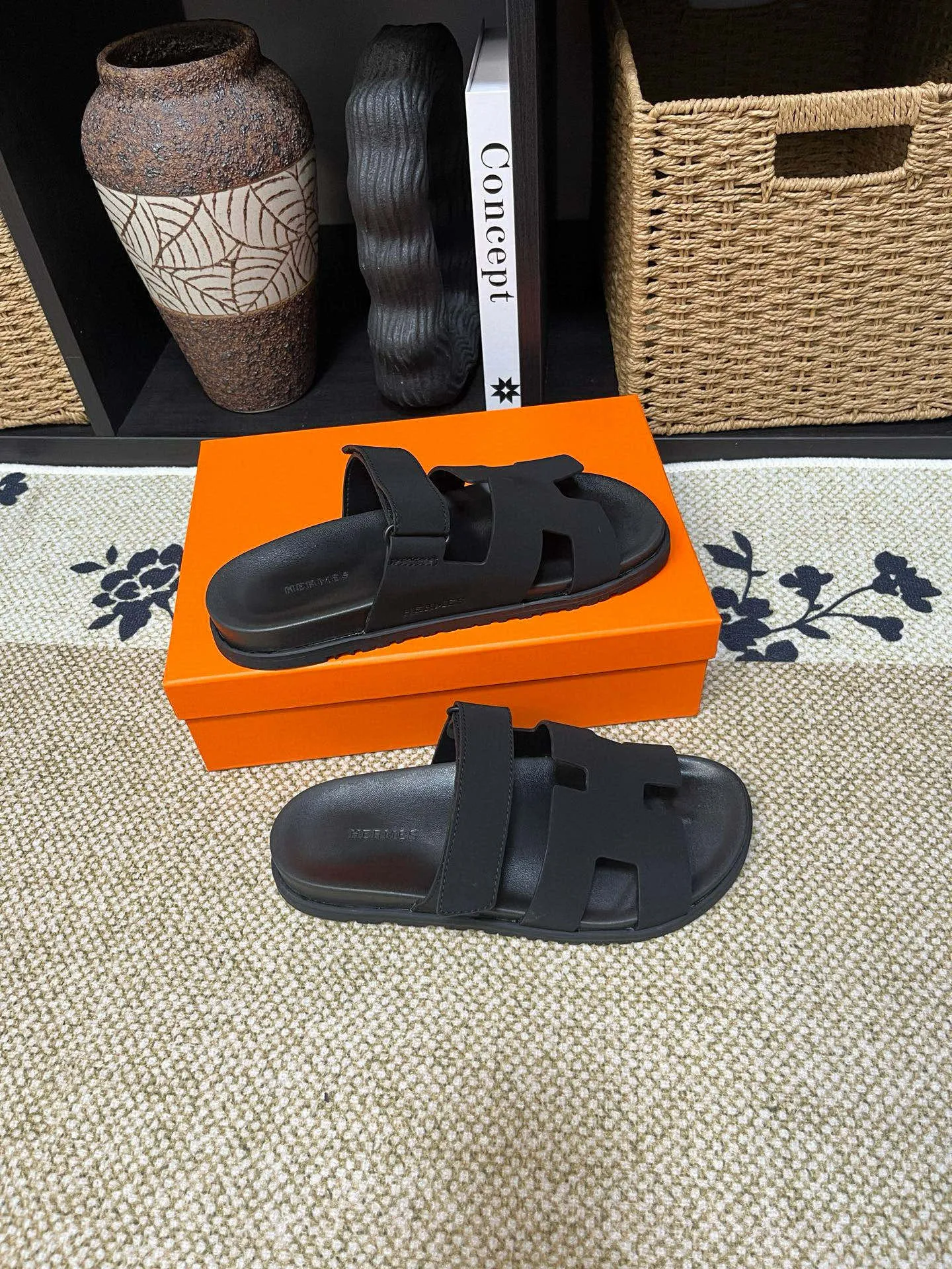 P300 Long-term stock Hermes men’s Kazimir slippers for couples - top quality woven calfskin functional sandals with intertwined uppers inspired by the “H” iconic pattern to create a casual look, perfect for summer. Imported cowhide + cowhide lining + TUP outsole Size: 35-46